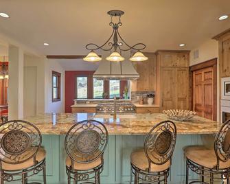Mtn-View Conifer Charmer on 100 Acres! - Conifer - Dining room