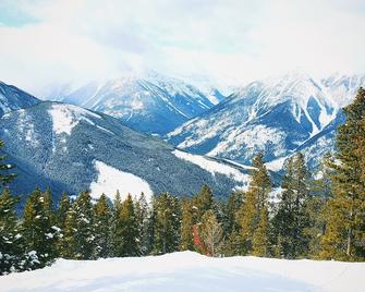 Panorama Mountain Resort - Horsethief Lodge with Fairmont Creek - Panorama - Outdoors view