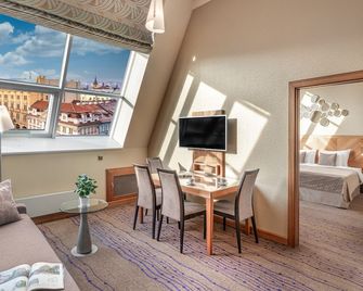 Crown Palace Apartments by Adrez - Prague - Dining room