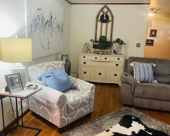 Historic home on West Main - Paragould - Huiskamer