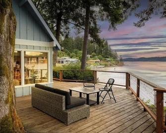 Beachfront House Getaway with Amazing Views&Access - 伊蘭斯 彭特 - 天井