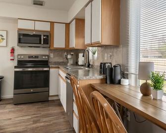 Bluebird House - Extended Stay - Great Falls - Kitchen