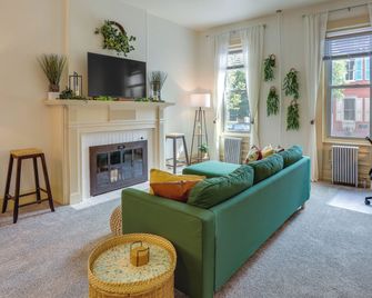 Walk to Restaurants And Shops Apt in Pen - Pottstown - Living room