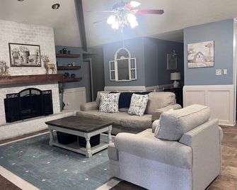 Serene 2-bedroom house with AC in charming Morgan City - Morgan City - Wohnzimmer
