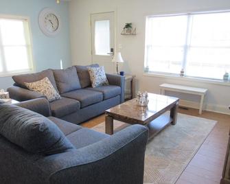 Lake house. Less than 3 miles from beautiful Lake Cumberland. - Jamestown - Sala de estar