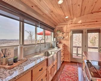 Mountain Home Cabin Rental w/ Fire Pit! - Mountain Home - Kitchen