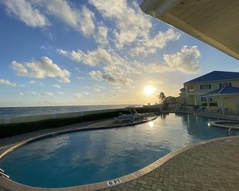 Summer Discounted! Beachfront Oasis/Steps To Beach/Beautiful Views! - East End - Pool