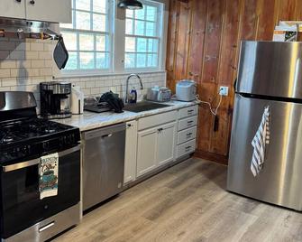 Charming 4-bedroom bed & breakfast in Marksville with AC, WiFi and full Kitchen. - Marksville - Cocina