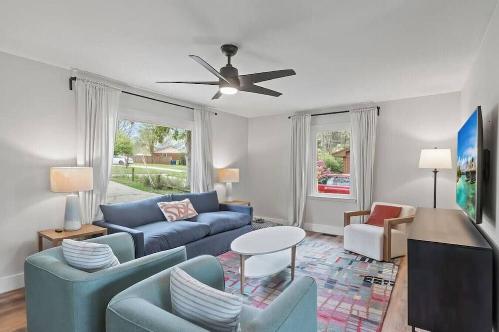 Luxurious Oasis Packed with Entertainment! Large Fenced-in Back Yard. - راليغ - غرفة معيشة