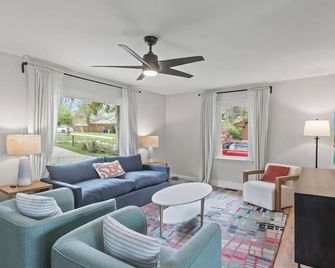 Luxurious Oasis Packed with Entertainment! Large Fenced-in Back Yard. - 롤리 - 거실