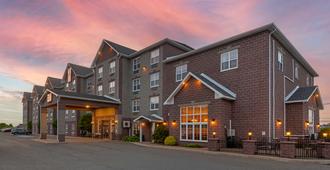 Best Western Plus Fredericton Hotel & Suites - Fredericton - Building