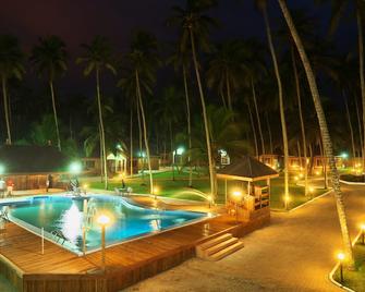 Maaha Beach Resort - Benyin - Piscina