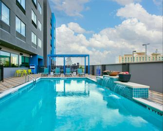 Tru by Hilton San Antonio at the Rim - San Antonio - Pool