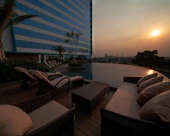 Avenzel Hotel & Convention Cibubur - Bekasi - Balcony