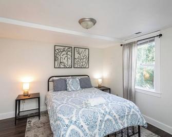 Stylish 2 Bedroom Unit-Convenient Downtown walkable location, Close to 151, Blue Ridge Parkway, Brew - Waynesboro - Bedroom