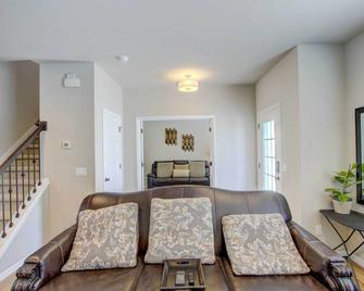Updated Madison Area Home, 12 Mi to Downtown! - Sun Prairie - Living room