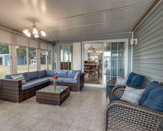 Charming farm with 2 homes, horse stables and heated pool ~ 5+ bedrooms near WEC - Citra - Living room