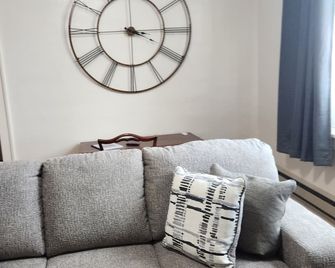 1 Bedroom Apartment in the Heart of Downtown Havre #1 - Havre - Huiskamer