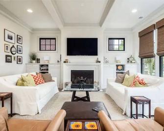 Million dollar home walking distance to Uptown - Charlotte - Living room