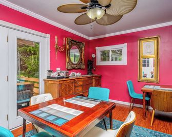 Art Nouveau RoombrLarge room decorated in the Art Nouveau style with FULL-size bed, en suite bathroom.FREE breakfast. Sleeps 2. - Maplecrest - Comedor