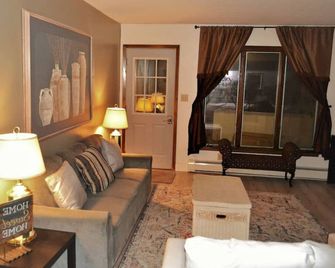Arhaus 2 : experience a chic and inviting accommodation in Grand Forks. - Grand Forks - Living room