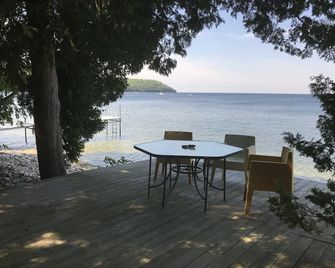 3 Bedroom, 2 bath cottage on the shores of Garrett Bay with private beach - Ellison Bay - Patio