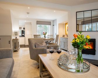 Gordon Cottage - sleeps 4 guests in 2 bedrooms - Chipping Campden - Living room