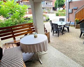 Triple room WC / shower / bath Balcony - Gästehaus Tagescafe Eckenfels - Ohlsbach - Patio