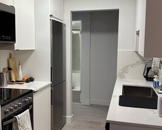 3 Minute Walk to VGH - Perfect for Doctors, Residents, Nurses or Patients. - فانكوفر - مطبخ