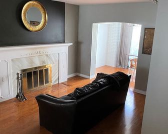 Family-friendly 3BR residential oasis in the heart of Toronto - Toronto - Living room