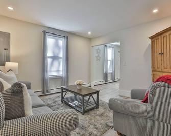 Walk to Tuscan Village | Modern 3bd Farmhouse - Salem - Living room