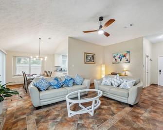 Space & Sunshine Retreat - Houston - Living room