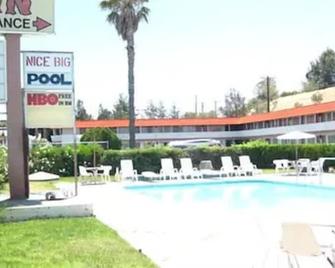 Desert Inn Motel - Barstow - Pool
