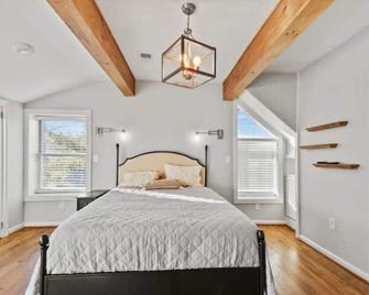 Spacious Historical Manor - Strasburg - Bedroom