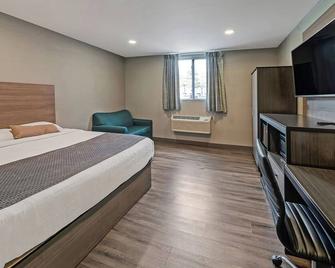 Great Foxboro Find! Free Breakfast & Parking, Walking Distance To Patriot Place! - Foxborough - Bedroom