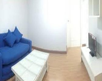 Impact Don Mueang Bangkok Guest House - Pak Kret - Living room