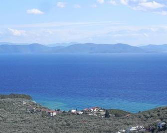 Quaint character cottage in traditional Greek village - Kato Gatzea - Beach