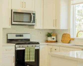 Spacious 4-bedroom house in welcoming San Diego with gorgeous canyon views - San Diego - Küche