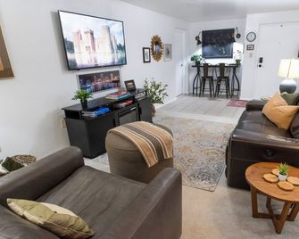 0.2mi Downtown|0.4mi OWU|Free Parking|Quiet Street|Full Kitchen|W/D - Delaware - Sala de estar
