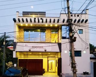 3 mins walk Orange line Metro Train and Get discover lahore in few mins drive. - Lahore - Building