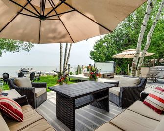Lake Simcoe Luxury waterfront Retreat near Friday Harbour! Hot Tub! - Innisfil - Patio