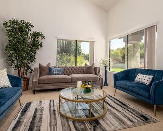 Peaceful Private Retreat In The Heart Of Town - Redlands - Living room