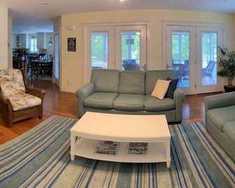 Large, comfortable house, 1 mile to the BEACH- restaurants in walking distance - Bethany Beach - Sala de estar