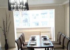 Pikhtoviy Mys 6 Apartment - Dombay - Dining room