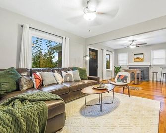 Downtown Hot Tub Bungalow - Ogden - Living room