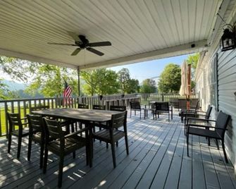 Rainbows End River Lodge - South Pittsburg - Balcony