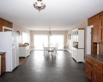 5 Bedroom Cottage on Georgian Bay - The Grisé - Honey Harbour - Comedor