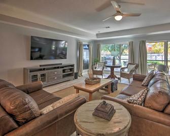 Lakefront Home w/ Dock in Mabank: Near Golfing! - Mabank - Living room