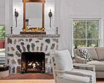 Farm Fresh Eggs, Amazing Outdoor Space w/ Fire Pit - Plymouth - Huiskamer