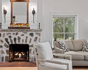 Farm Fresh Eggs, Amazing Outdoor Space w/ Fire Pit - Plymouth - Obývací pokoj